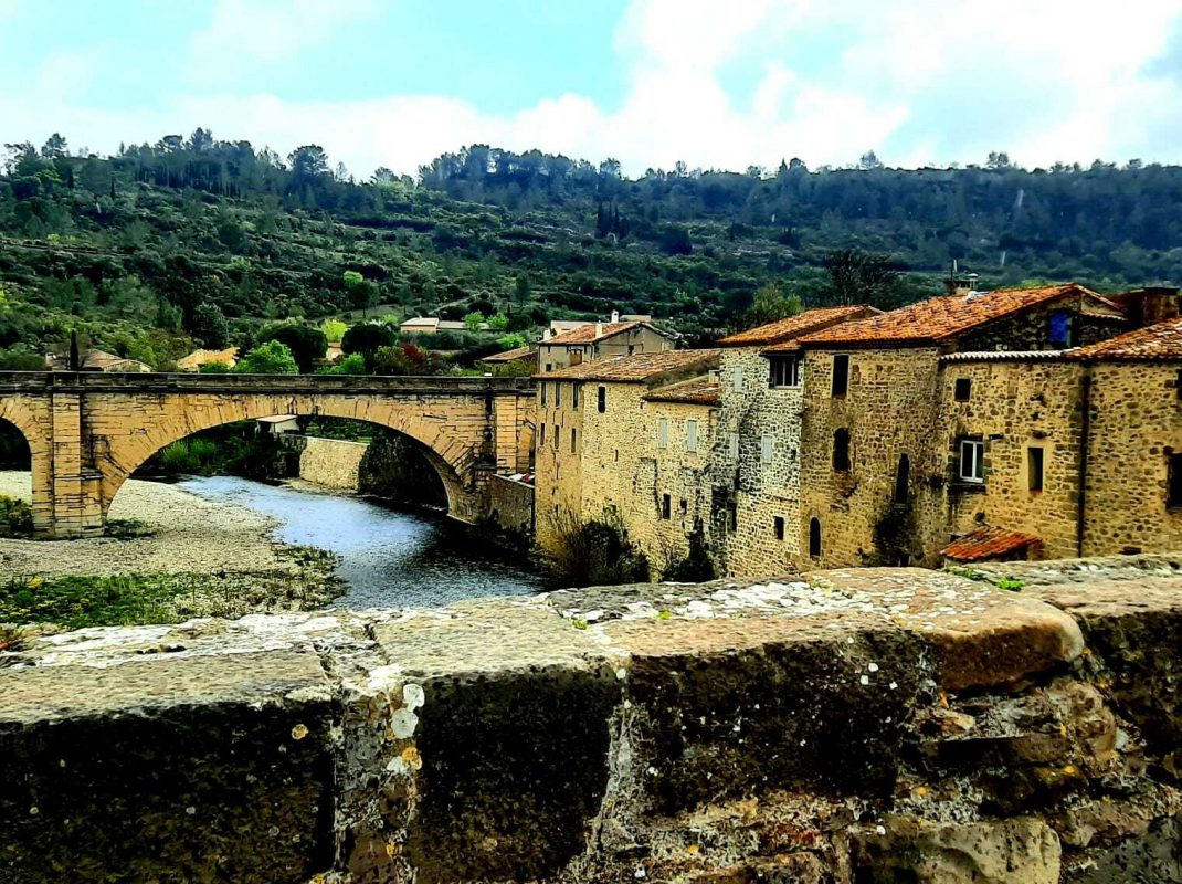 paisaje-puente-medieval-pueblo-francia